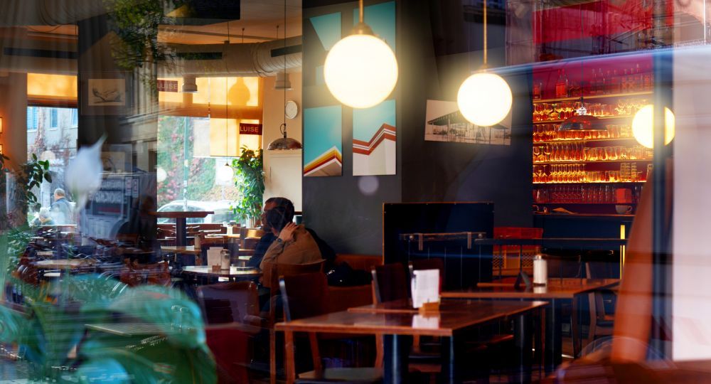 Innenansicht Café Luise Leipzig mit Bartheke und stimmungsvoller Beleuchtung