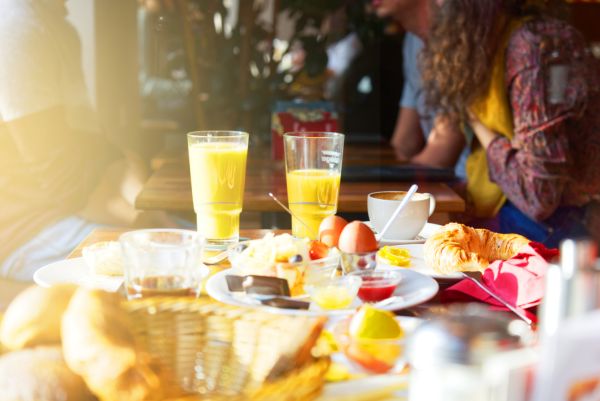 Gedeckter Frühstückstisch im Café Luise Leipzig
